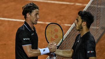 Norway's Casper Ruud (L) and Argentina's Francisco Cerundolo shake hands after Ruud won their quarterfinals match of the Men's ATP Rome Open tennis tournament at Foro Italico in Rome on May 17, 2023. cerund (Photo by Tiziana FABI / AFP)