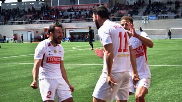 Arturo celebra con Barreda y Marcelo el gol del triunfo de la UD San Sebastián de los Reyes frente al CF Talavera de la Reina (2-1), en partido correspondiente a la Jornada 1 del Grupo 5-C de Segunda División B, disputado en el estadio Jos&e