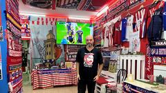 Pablo Rodríguez, presidente de la Noroeste de A Coruña, en el local de la peña rojiblanca en la localidad.