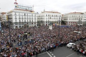 Una multitud espera a los campeones en la Puerta del Sol. 