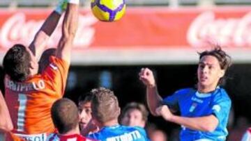 <b>EL MEJOR. </b>El Sporting de Gijón salvó un punto en Jerez gracias a las intervenciones de Juan Pablo.