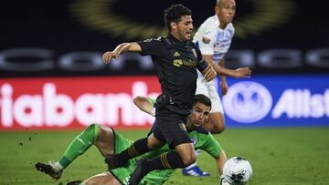 Carlos Vela igualó el juego por la vía del penal, condición que él mismo propició ante la salida de Sebastián Jurado. En redes creen que la jugada no ameritaba pena máxima.