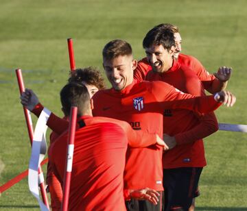 Bromas y buen ambiente en el entrenamiento del Atleti