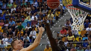 GRA132. LAS PALMAS DE GRAN CANARIA, 23/04/2017.- El pívot senegalés del Movistar Estudiantes Sitapha Savané (d) entra a canasta ante el jugador del Herbalife Gran Canaria Anzejs Pasecniks (i) durante el partido correspondiente a la trigésimo jornada de la Liga Endesa disputado hoy en el pabellón Gran Canaria Arena. EFE/Elvira Urquijo A.
