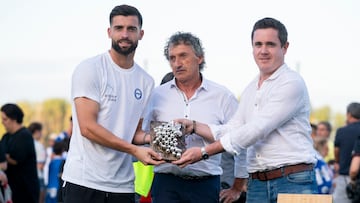 Sivera recogiendo el trofeo.