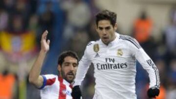 Isco conduce el balón ante la entrada de Raúl García