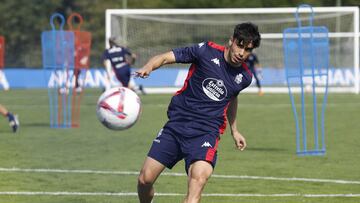 Pablo Muñoz golpea el balón durante un entrenamiento del Deportivo en Abegondo.