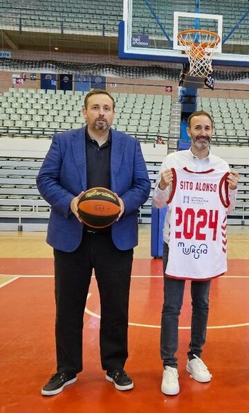 Alejandro G¨®mez, director general del Unicaja, con Sito Alonso, entrenador del equipo.