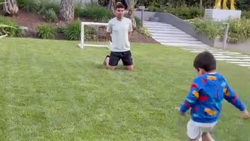 Hijo de Casemiro rompe las redes al jugar como su padre