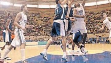 <b>MÁS COMPLICADO. </b>En la primera vuelta el Madrid ganó con facilidad al Etosa (77-58), pero en Alicante encontrará más dificultades.