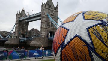 London (United Kingdom), 30/05/2024.- A huge Champions Legume soccer ball at the UEFA Champions Festival at Potters Fields Park in London, Britain, 30 May 2024. Borussia Dortmund plays Real Madrid in the UEFA Champions League final at Wembley in London on 01 June 2024. (Liga de Campeones, Rusia, Reino Unido, Londres) EFE/EPA/ANDY RAIN
