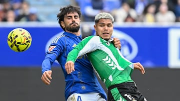 Cucho disputa el balón con David Costas.