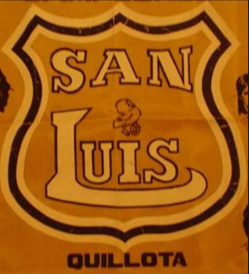 Uno de los primeros escudos del cuadro de Quillota. Destaca la presencia de un canario en el centro. Hay otra versión con el canario en la parte superior.

