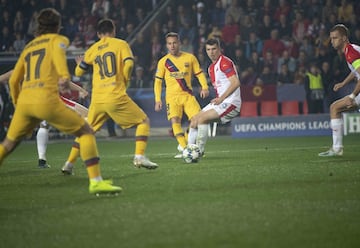 El astro argentino robó el balón en la alta presión del Barça, se la dio a Arthur y el brasileño se la devolvió para que Messi la mandara al fondo de la red.