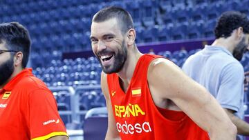 CLU26 CLUJ-NAPOCA (RUMANÍA), 31/08/2017.- El pívot Marc Gasol asiste a una sesión de entrenamientos de la selección española en Cluj Napoca, Rumanía, hoy, 31 de agosto de 2017. España se enfrentará mañana a Montenegro en un partido correspondiente al Eurobasket 2017. EFE/Robert Ghement
