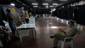 Santiago, 19 de diciembre de 2021.
Capitalinos son fotografiados durante la jornada de balotaje para dirimir el proximo Presidente de la Republica por los siguientes cuatro anos.
Andres Pina/Aton Chile