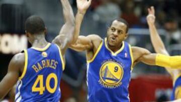 Harrison Barnes celebra con Andre Iguodala la victoria sobre atlanta