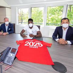 El Bayern da ejemplo: renuevan a Davies con mascarillas