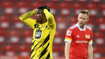 Youssoufa Moukoko, jugador del Borussia Dortmund, se lamenta por una ocasión fallada durante un partido.