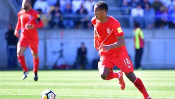 Peru's Andre Carrillo controls the ball during the World Cup football qualifying match between New Zealand and Peru at Westpac Stadium in Wellington on November 11, 2017. / AFP PHOTO / Marty MELVILLE