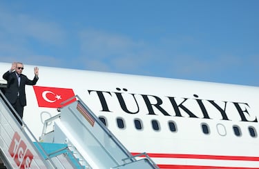 El presidente turco, Recep Tayyip Erdogan, saluda a los funcionarios antes de partir hacia Egipto para asistir a la Cumbre de Paz de Sharm El Sheikh en el Aeropuerto Esenboga en Ankara.