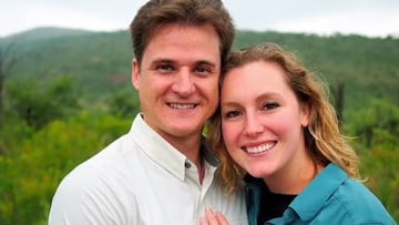 Gerhardt Konig y Arielle Konig, abrazados