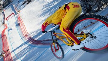 El rider austríaco de MTB Fabio Wibmer bajando en bici por la pista de esquí Streif de Kitzbühel's, Austria.