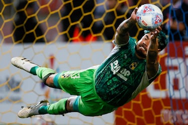 ‘Mono’ Sánchez imita icónico momento de la historia del fútbol: no se puede creer lo que hizo