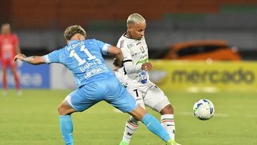 AME3259. COCHABAMBA (BOLIVIA), 16/07/2025.- Máximo Alonso (i) de San Antonio disputa un balón con Michael Barrios de Once Caldas este miércoles, durante un partido de la eliminatoria para octavos de final de la Copa Sudamericana entre San Antonio Bulo Bulo y Once Caldas en el estadio Félix Capriles en Cochabamba (Bolivia). EFE/ Jorge Abrego