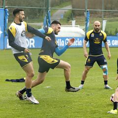 Pablo Vázquez vuelve a una defensa del Depor en la que todos cuentan