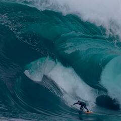 Russell Bierke mira a la muerte a los ojos en su nuevo corto de surf