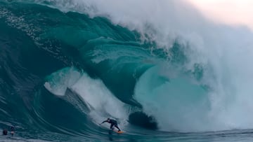 Russell Bierke surfeando una ola mutante en su nueva película Outer Edge of Leisure.