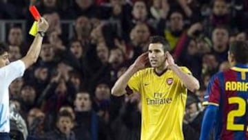 <b>LA ACCIÓN POLÉMICA.</b> Este es el momento en que el colegiado del Barcelona-Arsenal mostraba la segunda amarilla a Van Persie por desplazar el balón.