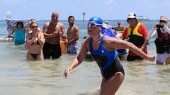 Diana Nyad sale del agua tras completar su gesta nadando desde Cuba a Cayo Hueso (Florida).