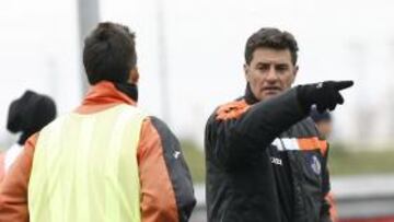 Míchel, dando instrucciones.