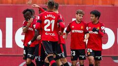 GRAF6223. PALMA DE MALLORCA, 10/11/2019.- Los jugadores del Mallorca festejan el segundo gol contra el Villarreal, durante el partido de LaLiga Santander disputado en el Iberostarestadi de la capital balear.-EFE/CATI CLADERA