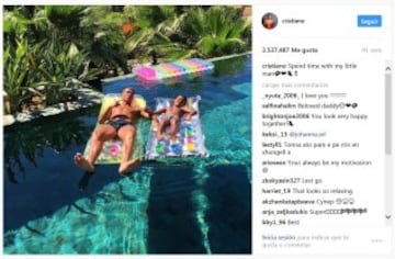 En su Instagram, Ronaldo comparte una mezcla de contenido personal y profesional. Acerca a sus fans a los momentos cotidianos detrás de las cámaras tanto en el campo como fuera de él, compartiendo tanto sus iniciativas empresariales como la relación con su hijo, a través de fotos, videos e Instagram Stories.