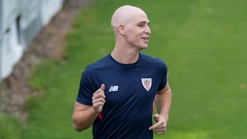 Yeray Álvarez salió a correr en Lezama y tocó balón