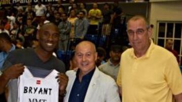 UN MADRIDISTA MÁS. Bryant posa sonriente con la camiseta del Madrid junto a Corbalán y Rullán.
