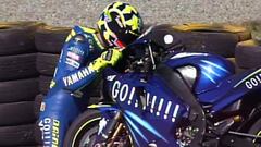 Rossi besando su Yamaha en Welkom 2004.