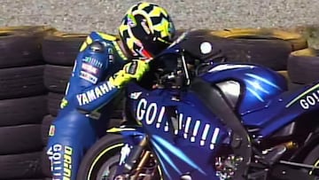 Rossi besando su Yamaha en Welkom 2004.