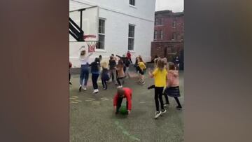 Cómo volver loco a un patio lleno de niños: el vídeo de esta profe que roza los 7M