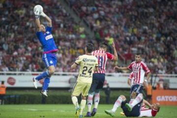 Rodolfo Cota descuelga el balón.