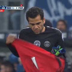 Dani Alves se convierte en el portero del PSG