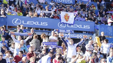 La afición del Real Zaragoza apoya al equipo frente al Deportivo en el último partido disputado en La Romareda.