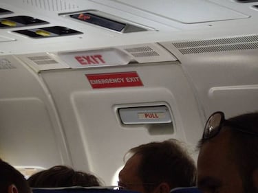 ¿Por qué hay que subir las ventanillas de un avión en el despegue y aterrizaje?