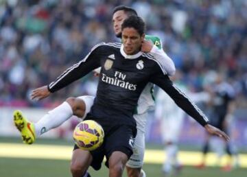 Varane intenta controlar el baln. 