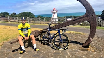 Lasse Norman Hansen, del Aqua Blue Sport, posa con el jersey de l&iacute;der del Herald Sun Tour y la bicicleta de un solo plato 3T Strada tras ganar la primera etapa de la carrera.