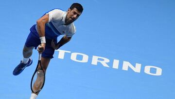 Djokovic ejecuta un saque en las ATP Finals.