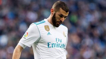 GRAF4114. MADRID, 21/01/2018.- El delantero francés del Real Madrid, Karim Benzema, controla el balón durante el partido de la vigésima jornada de Liga que disputan esta tarde frente al Deportivo en el estadio Santiago Bernabéu